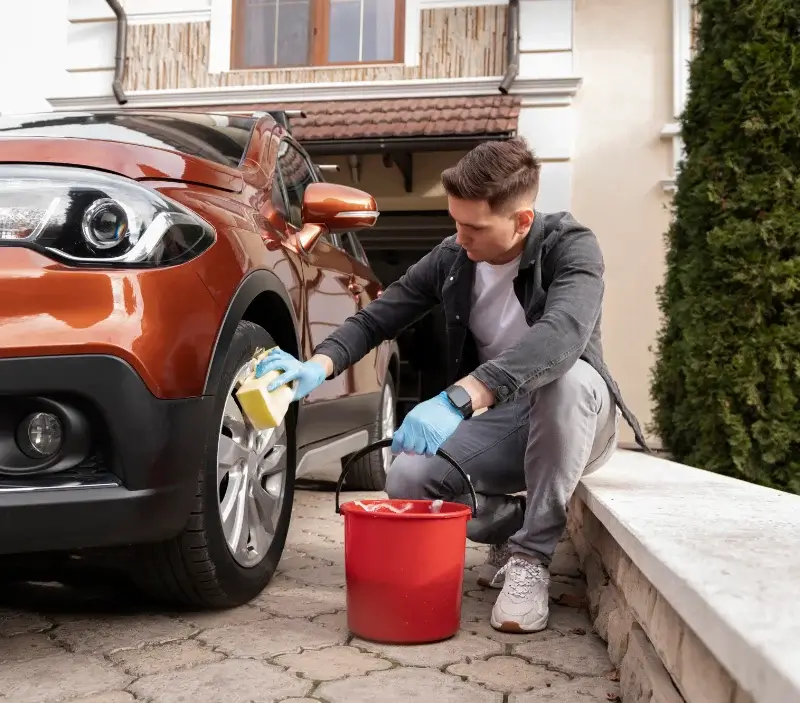Lavage auto à domicile Trangé : professionnel intervenant sur un véhicule